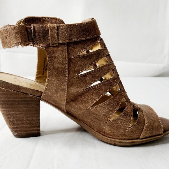 Naturalizer Open Toe Block Heel Faux Leather Comfort Sandal - Picture 2 of 7